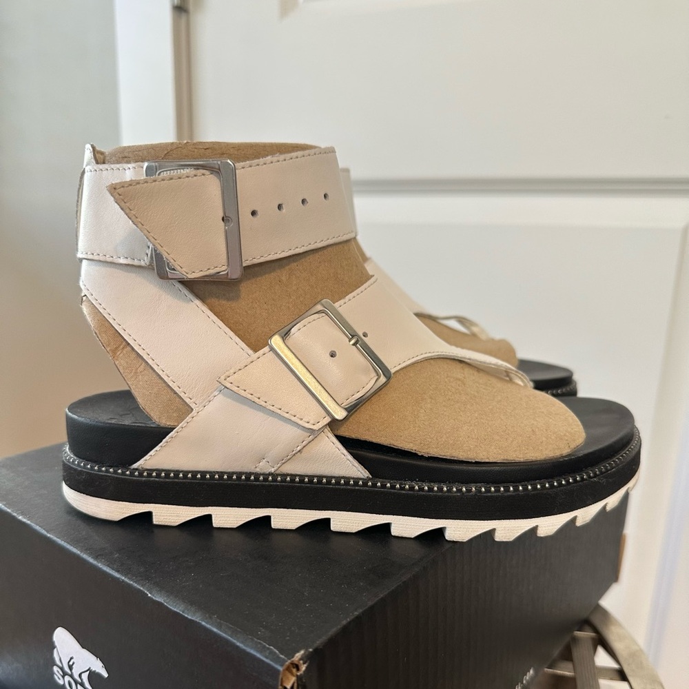 Like New! Sorel Roaming T-Strap Sandals Platform White, Silver metal detail